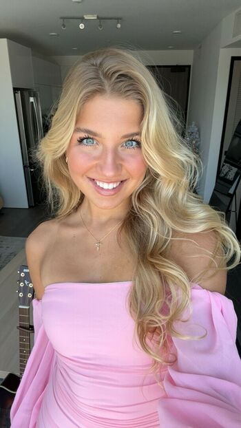 Aniela Leon